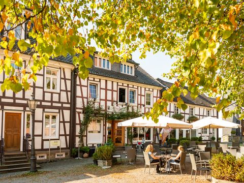 Marktplatz Much mit Fachewrekhäusern und Straßencafé