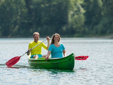 Paar fährt mit grünem Kanu auf der Aggertalsperre