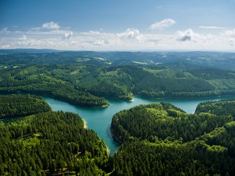 Luftbild der Genkeltalsperre mit umliegenden Wäldern