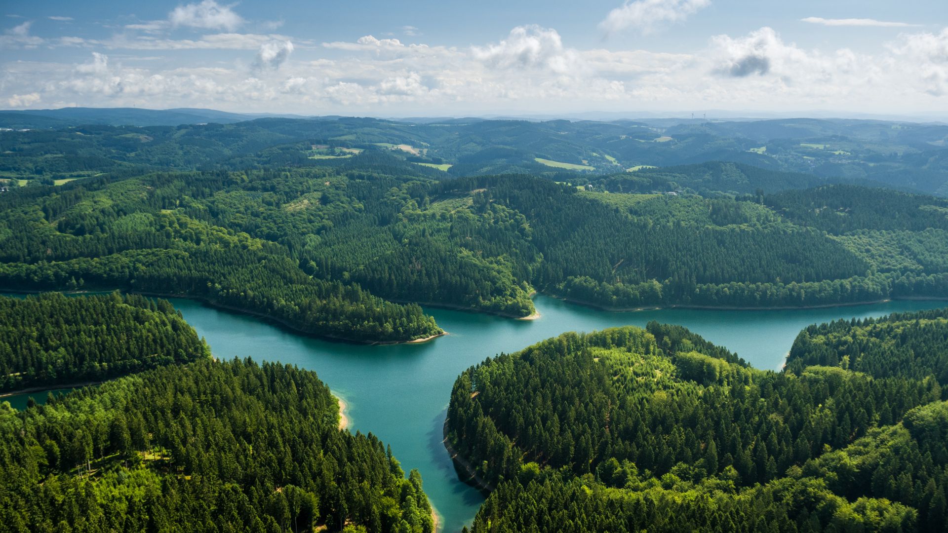 Luftbild der Genkeltalsperre mit umliegenden Wäldern