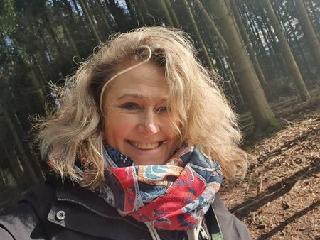 Portraitaufnahme der Gästeführerin Sabine Fuchs.