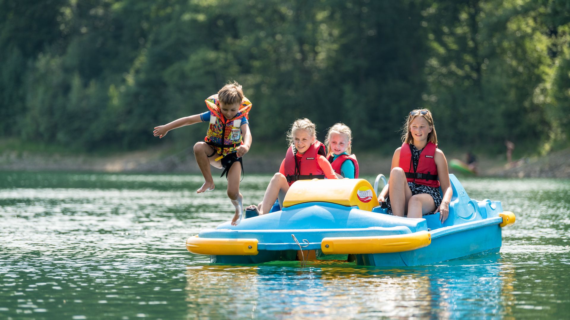 Kinder im Tretboot