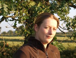 Portrait der Gästeführerin Silke Junick vor einem Baum.