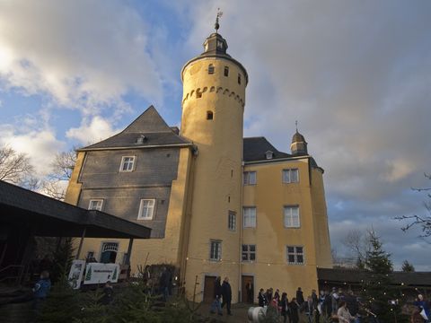 Gelbes Schloss in die Höhe ragend