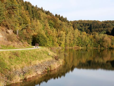 In der Wuppervorsperre spiegeln sich die herbstlich bunten Bäume, die die Talsperre umgeben