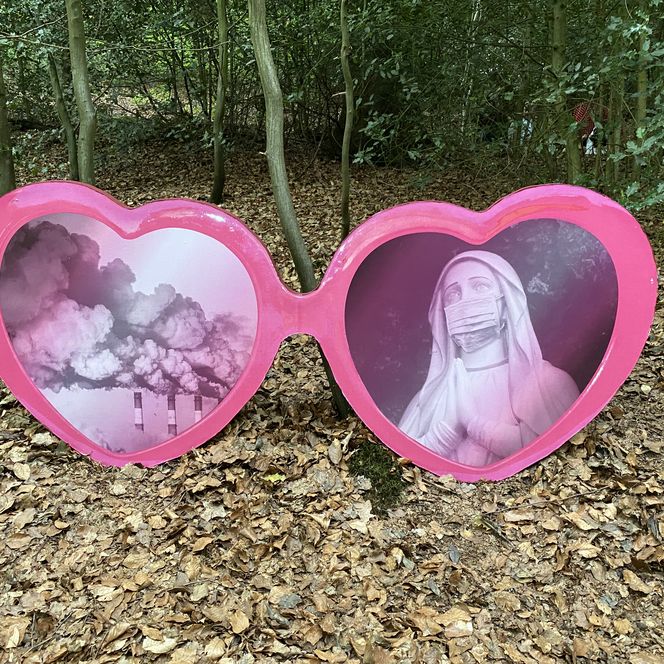 Zwei herzförmige Bilder im Wald, links Rauchwolken, rechts eine Statue mit Maske.