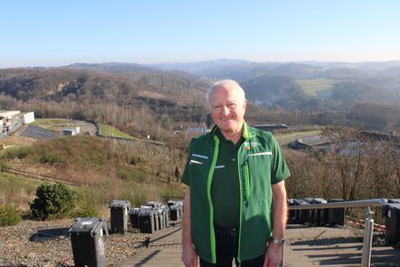 Portraitaufnahme des Gästeführers Winfried Panske. Im Hintergrund ist das Gelände von :metabolon zu sehen.