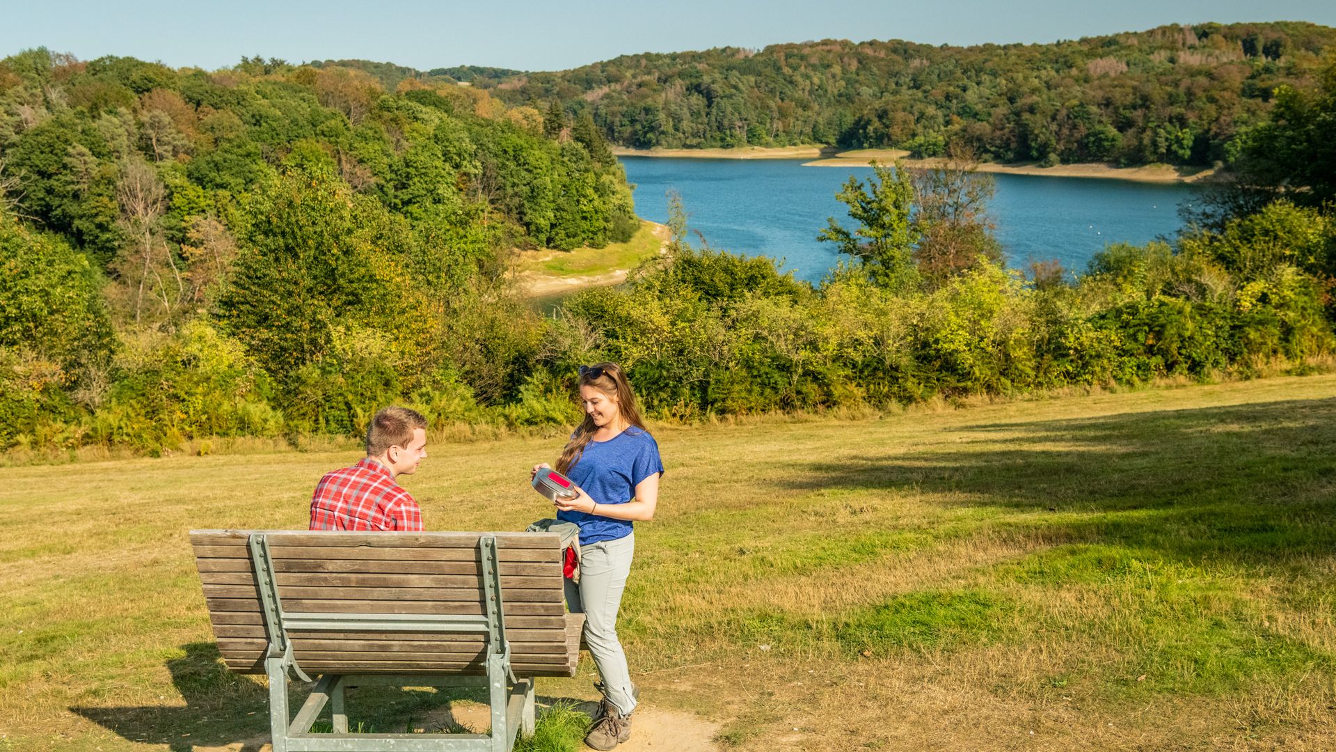 Wanderpause eines jungen Pärchens mit Ausblick auf Talsperre