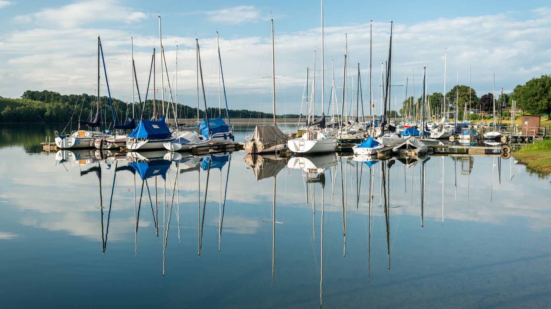 Kleine Segelboote im Hafen der Bevertalsperre