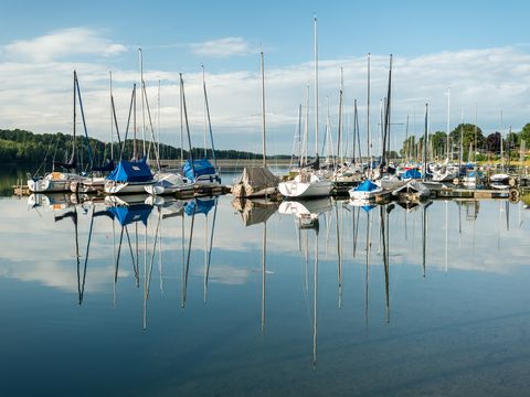 Kleine Segelboote im Hafen der Bevertalsperre