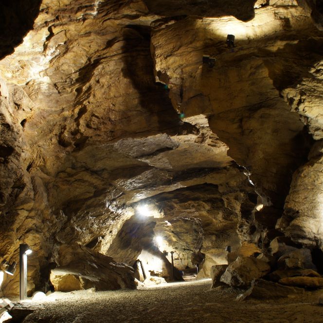 Die beleuchtete Höhle in Engelskirchen zeigt beeindruckende Felsformationen und Erdtöne.