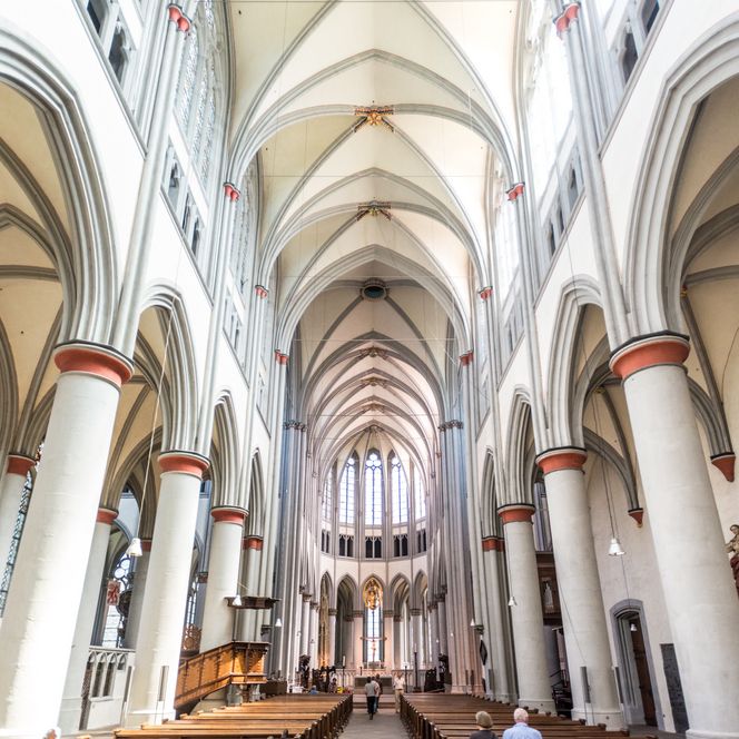 <p>Innenansicht der Altenberger Domkirche mit gotischen Gewölben und großen Fenstern bei Tageslicht.</p>