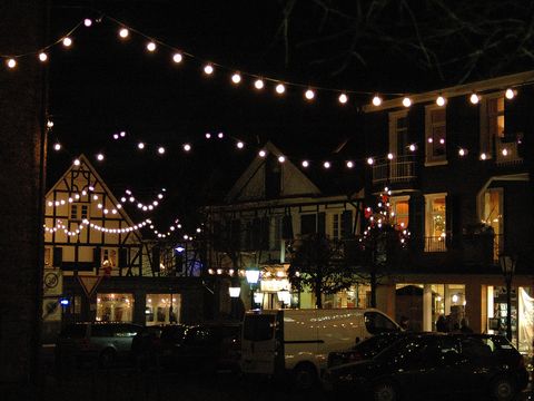 Hier sieht man einige helle Lichter eines Weihnachtsmarktes in Engelskirchen