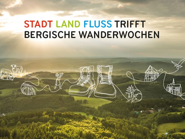 Luftbild mit Blick auf hügelige Landschaft im Hintergrund. Im Bild sind weiße Illustrationen eingezeichnet und der Schriftzug Stadt Land Fluss trifft Bergische Wanderwochen.