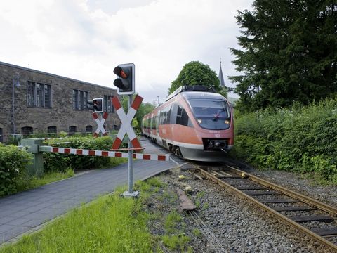 Regionalbahn der Deutschen Bahn fährt über den Bahnübergang in Engelskirchen