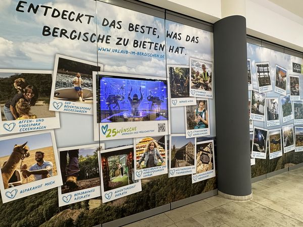 Eine beklebte Schaufensterfront eines leeren Ladenlokals in einem Einkaufszentrum.