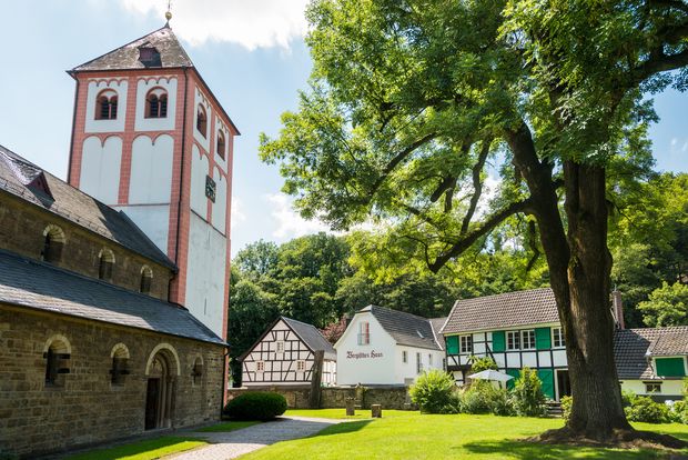 Kirche Sankt Pankratius im Ortskern von Odenthal