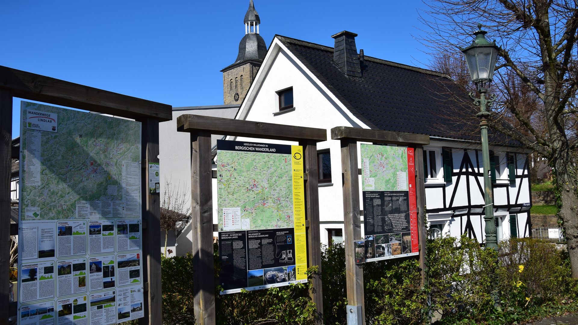 Drei Infotafeln, eine davon vom Steinhauerpfad, auf dem Marktplatz von Lindlar