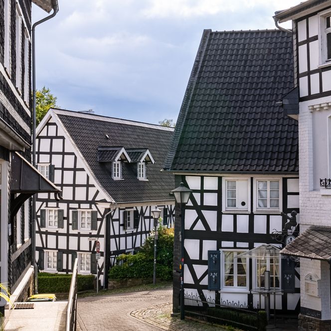 <p>Fachwerkhäuser in einer idyllischen Straßenszene, die den Charme des ländlichen Ruppichteroth zeigen.</p>