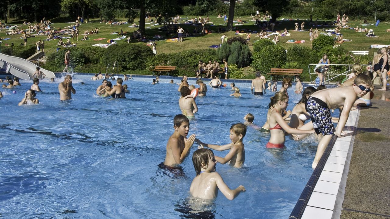 Kinder im Schwimmbecken im Freibad Engelskirchen