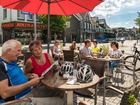 Familie im Eiscafé in der Wermelskirchener Innenstadt