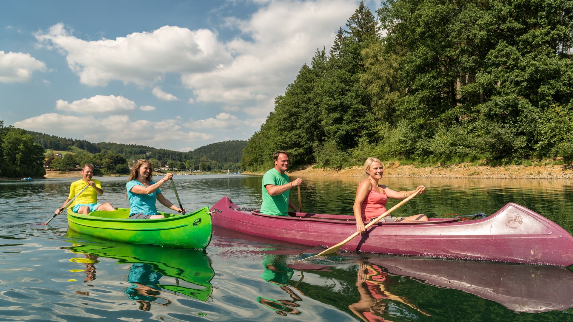 zwei Kanus mit jeweils einem Pärchen sind im Sommer auf der Aggertalsperre unterwegs