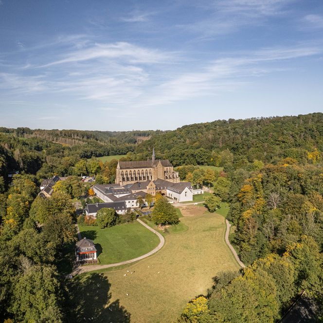 <p>Luftbild der Abtei Altenberg eingebettet in die waldreiche Landschaft von Odenthal.</p>