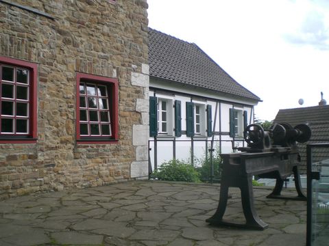 Außenansicht am Museum Lerbach mit historischer Arbeitsbank