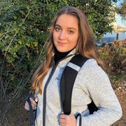 Portraitaufnahme der Mitarbeiterin Emilia Kobas in einer grauen Jacke.