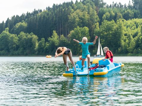 [Translate to English:] Kinder mit dem Tretboot auf dem See