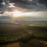 Eine idyllische Waldlandschaft unter dramatischem Sonnenuntergangshimmel in Reichshof.