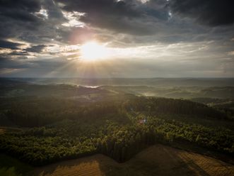 Eine idyllische Waldlandschaft unter dramatischem Sonnenuntergangshimmel in Reichshof.