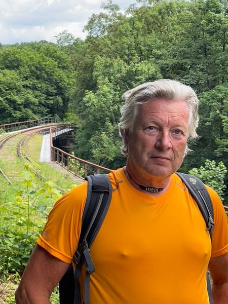 Portraitaufnahme des Gästeführers Michael Goebel in grüner Landschaft.